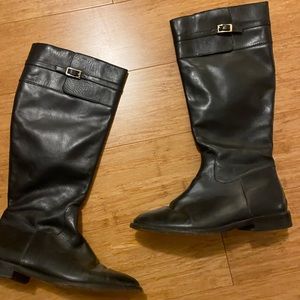 Black winter boots